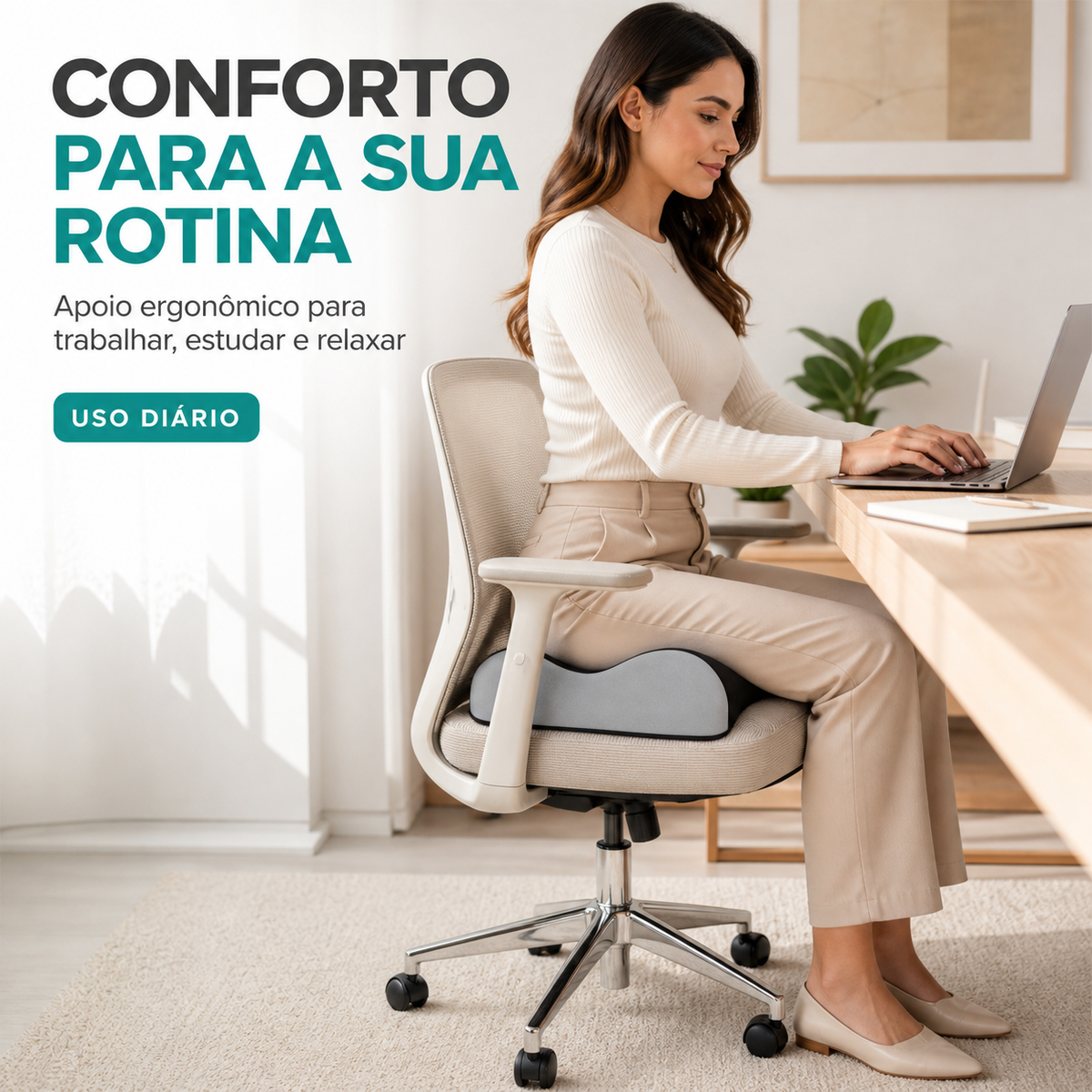 Mulher usando a almofada ErgoDuo durante a rotina de trabalho