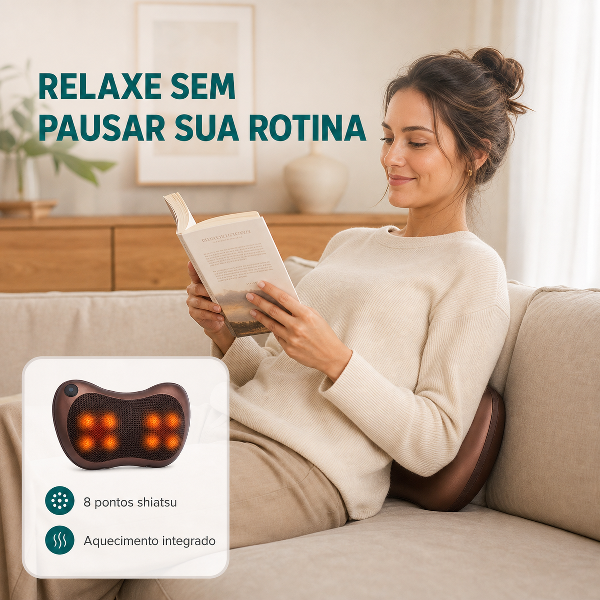 Mulher usando a Lumera na região lombar enquanto lê no sofá
